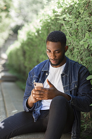 Empresário olhando no smartphone